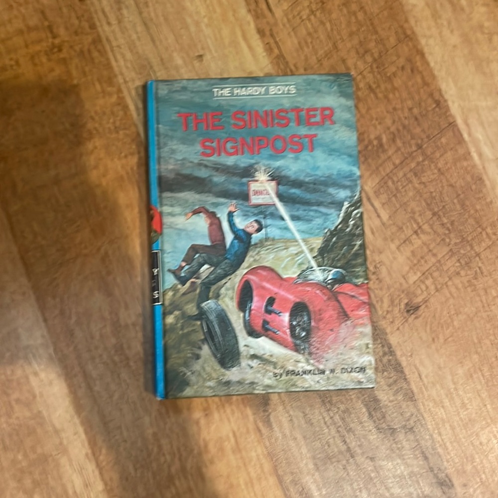 The Hardy Boys “The Sinister Signpost” by Franklin W. Dixon